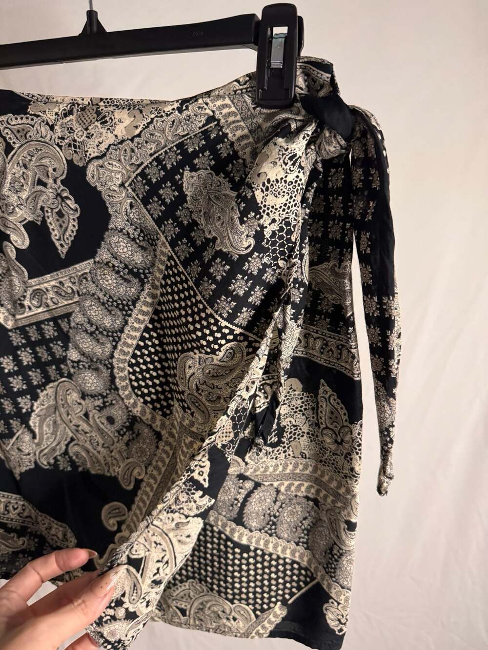 Vintage Alyn Paige Black and White Paisley Print Wrap Skirt Size 7 - Picture 2 of 4